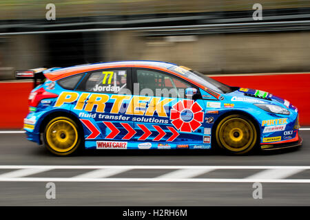 Fawkham, Longfield, UK. 1 Ottobre, 2016. BTCC racing driver Andrew Jordan e della Motorbase Performance rigidi durante la sessione di qualifiche della Dunlop MSA British Touring Car Championship a Brands Hatch circuito GP (foto di gergo Toth / Alamy Live News) Foto Stock