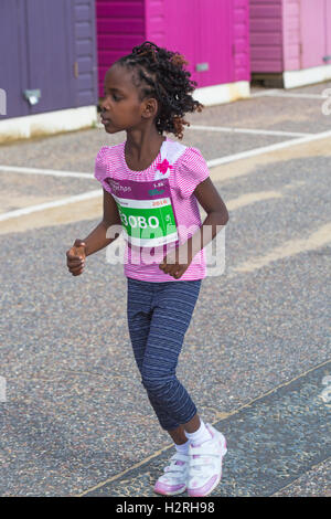 Bournemouth Dorset, Regno Unito. 1 ottobre 2016. I bambini di età compresa tra i 6-8 anni prendere parte nella Junior 1,5k gara run alla maratona di Bournemouth Festival. Ragazza in esecuzione. Credito: Carolyn Jenkins/Alamy Live News Foto Stock