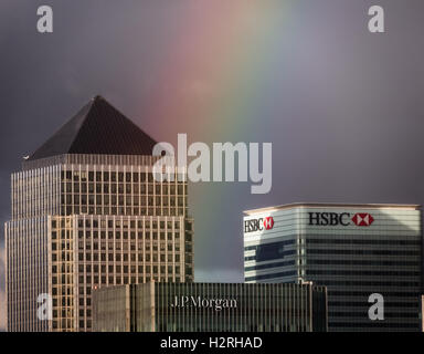 Londra, Regno Unito. 1 Ottobre, 2016. Regno Unito: Meteo arcobaleno colorato si rompe dopo un breve acquazzone pomeridiano su Canary Wharf business park edifici Credito: Guy Corbishley/Alamy Live News Foto Stock