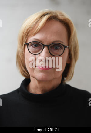 Autore Eva Schmidt guarda nella fotocamera durante una lettura presso il Literaturhaus in Frankfurt am Main, Germania, 01 ottobre 2016. Schmidt è stato nominato per il libro in tedesco Premio 2016 per il suo romanzo "Ein langes Jahr' (un lungo anno). Foto: Arne Dedert/dpa Foto Stock