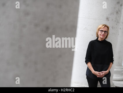 Autore Eva Schmidt guarda nella fotocamera durante una lettura presso il Literaturhaus in Frankfurt am Main, Germania, 01 ottobre 2016. Schmidt è stato nominato per il libro in tedesco Premio 2016 per il suo romanzo "Ein langes Jahr' (un lungo anno). Foto: Arne Dedert/dpa Foto Stock