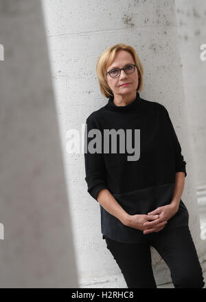 Autore Eva Schmidt guarda nella fotocamera durante una lettura presso il Literaturhaus in Frankfurt am Main, Germania, 01 ottobre 2016. Schmidt è stato nominato per il libro in tedesco Premio 2016 per il suo romanzo "Ein langes Jahr' (un lungo anno). Foto: Arne Dedert/dpa Foto Stock