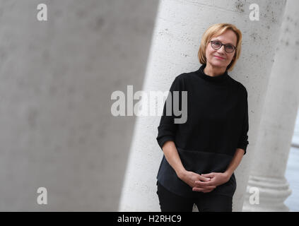 Autore Eva Schmidt guarda nella fotocamera durante una lettura presso il Literaturhaus in Frankfurt am Main, Germania, 01 ottobre 2016. Schmidt è stato nominato per il libro in tedesco Premio 2016 per il suo romanzo "Ein langes Jahr' (un lungo anno). Foto: Arne Dedert/dpa Foto Stock