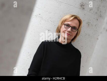 Autore Eva Schmidt guarda nella fotocamera durante una lettura presso il Literaturhaus in Frankfurt am Main, Germania, 01 ottobre 2016. Schmidt è stato nominato per il libro in tedesco Premio 2016 per il suo romanzo "Ein langes Jahr' (un lungo anno). Foto: Arne Dedert/dpa Foto Stock