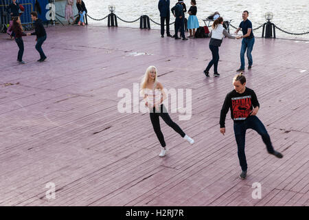 Mosca, Russia. Sabato 1 Ottobre, 2016. Sole e caldo nel weekend di Mosca, Russia. La temperatura è alta come +18 gradi centigradi (+64F). Questo è l'ultimo addio alla stagione calda. La prossima settimana autunno inizierà a impostare in. Street e parchi della città sono piene di gente. Unidentified giovani balli di coppia su un ponte di legno sul terrapieno di Puskin di Mosca Gorky Park. Questa area è utilizzata per aprire le danze di aria di tutti i tipi e stili dalla primavera fino alla fine della stagione calda. Tutti possono ballare. Credito: Alex Immagini/Alamy Live News Foto Stock