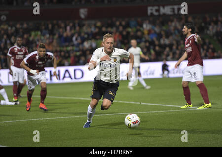 Metz, Francia. 01 ott 2016. French League calcio 1. FC Metz rispetto a Monaco. Kamil Glik insegue giù la palla allentati Credito: Azione Sport Plus/Alamy Live News Foto Stock