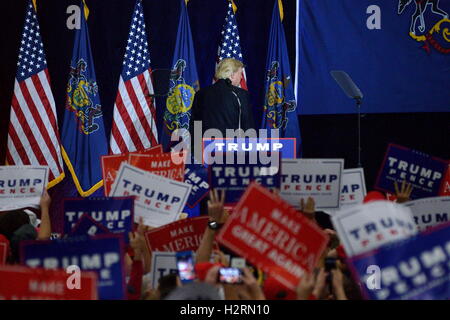 Manheim, PA, Stati Uniti d'America. 1 Ott 2016. Candidato presidenziale repubblicano Donald Trump gira le spalle al pubblico come egli raduni in Mannheim, Lancaster County, PA, in data 1 ottobre 2016. Credito: Bastiaan Slabbers/ZUMA filo/Alamy Live News Foto Stock