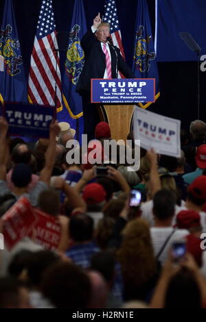 Manheim, PA, Stati Uniti d'America. 1 Ott 2016. Dopo essere stati ritardati dalle condizioni meteo candidato presidenziale repubblicano Donald Trump raduni in Mannheim, Lancaster County, PA, in data 1 ottobre 2016. Credito: Bastiaan Slabbers/ZUMA filo/Alamy Live News Foto Stock