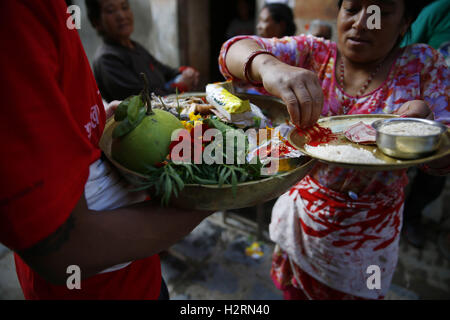 Lalitpur, Nepal. 2 Ottobre, 2016. Una donna Nepalese offrendo le devozioni a una persona conosciuta come Kumar (vergine) come parte di un rituale sacro per gli inizi di Shikali festival che viene celebrato come alternativa al festival di Dashain a Khokana Village, Lalitpur domenica 2 ottobre, 2016. © Skanda Gautam/ZUMA filo/Alamy Live News Foto Stock