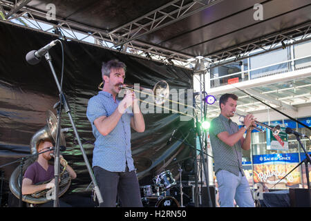 Sydney, Australia. 02oct, 2016. Il trentanovesimo annuale di Manly jazz festival jazz band eseguire lungo la costa a Manly Beach con locali e bande internazionali di eseguire la locale scuola secondaria bande anche partecipare a questa libera manifestazione pubblica. La band Brassholes riproduzione di New Orleans Jazz. Credit: modello10/Alamy Live News Foto Stock