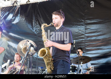 Sydney, Australia. 02oct, 2016. JManly jazz festival jazz band eseguire lungo la costa a Manly Beach con locali e bande internazionali di eseguire la locale scuola secondaria bande anche partecipare a questa libera manifestazione pubblica. La band Brassholes riproduzione di New Orleans Jazz. Credit: modello10/Alamy Live News Foto Stock