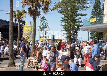 Sydney, Australia. 02oct, 2016. Il trentanovesimo annuale di Manly jazz festival jazz band eseguire lungo la costa a Manly Beach con locali e bande internazionali di eseguire la locale scuola secondaria bande anche partecipare a questa libera manifestazione pubblica. Credit: modello10/Alamy Live News Foto Stock