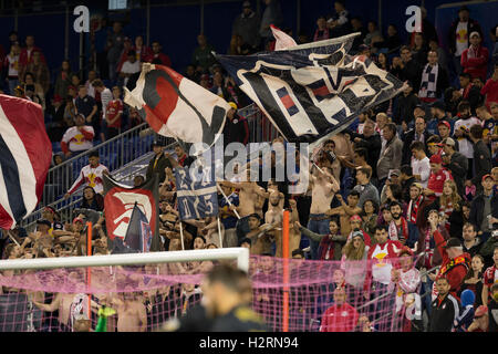 Harrison, NJ, Stati Uniti. 01 ott 2016. Ventole celebrare New York Red Bulls vittoria su Philadelphia Unione durante il gioco MLS a Red Bull arena, Red Bulls ha vinto 3 - 2 Credito: lev radin/Alamy Live News Foto Stock