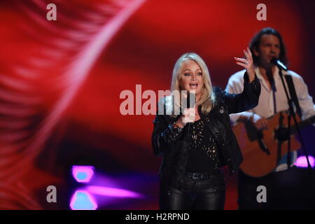 Berlino, Germania. 01 ott 2016. Welsh rock e pop cantante Bonnie Tyler è una valutazione sulla ZDF mostra 'Willkommen bei Carmen Nebel" di Berlino, Germania, 01 ottobre 2016. Foto: JOERG CARSTENSEN/dpa/Alamy Live News Foto Stock