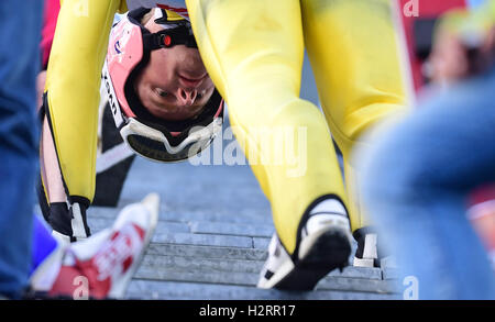 Il concorso di Klingenthal, in Germania. 02oct, 2016. Sci tedesca il ponticello Severin Freund prepara durante un allenamento eseguito alla chiusura del Summer Grand Prix nel Vogtland Arena di Klingenthal, in Germania, 02 ottobre 2016. Foto: HENDRIK SCHMIDT/dpa/Alamy Live News Foto Stock