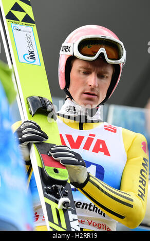 Il concorso di Klingenthal, in Germania. 02oct, 2016. Sci tedesca il ponticello Severin Freund prepara durante un allenamento eseguito alla chiusura del Summer Grand Prix nel Vogtland Arena di Klingenthal, in Germania, 02 ottobre 2016. Foto: HENDRIK SCHMIDT/dpa/Alamy Live News Foto Stock