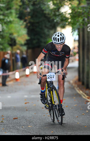 Londra, Regno Unito. 01 ott 2016. Logan de Monchaux-Irons (ciclo Club Hackney), un ciclista a competere in Rollapaluza Urban Hill Climb gioventù concorso per 14°-18° yr olds puntatura in modo aggressivo la sezione più ripida del corso. Credito: Michael Preston/Alamy Live News Foto Stock