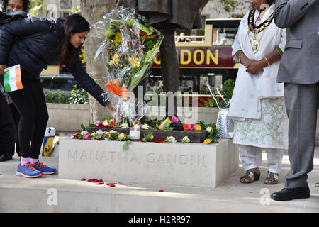 La piazza del Parlamento, Londra, Regno Unito. 2° ottobre 2016. Membri della comunità Indiana festeggiare il compleanno del Mahatma Gandhi Foto Stock