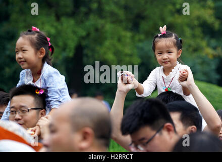 Nanjing, cinese della provincia di Jiangsu. 2 Ottobre, 2016. La gente visita Dr. Sun Yat-sen il mausoleo in Nanjing, a est della capitale cinese della provincia di Jiangsu, Ottobre 2, 2016. Le persone godono il secondo giorno della settimana di Giornata Nazionale vacanze domenica. © Sun può/Xinhua/Alamy Live News Foto Stock