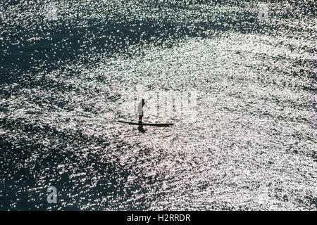 Bournemouth Dorset, Regno Unito il 2 ottobre 2016. Meteo REGNO UNITO: glorioso giorno soleggiato a Bournemouth spiagge - paddle boarder nella luce del sole Credito: Carolyn Jenkins/Alamy Live News Foto Stock