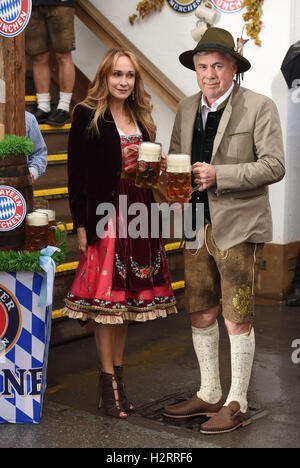 Monaco di Baviera, Germania. 02oct, 2016. Allenatore del FC Bayern Monaco, Carlo Ancelotti e sua moglie Mariann Barrena McClay può essere visto nella parte anteriore della tenda della Kaefer all'arrivo per la FC Bayern Oktoberfest a Oktoberfest a Monaco di Baviera, Germania, 02 ottobre 2016. Oktoberfest termina lunedì, 03 ottobre 2016. Foto: FELIX HOERHAGER/dpa/Alamy Live News Foto Stock