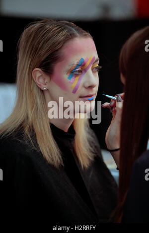 Londra, Regno Unito. 2° ottobre 2016. London Olympia guerre spazzola tema per 2016, David Bowie, la concorrenza è per il make up e uno per la verniciatura della scocca. Credito: Paolo Quezada-Neiman/Alamy Live News Foto Stock