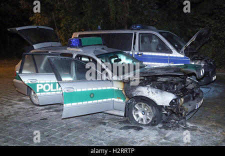 Dresden, Germania. 02oct, 2016. Tracce di un incendio doloso può essere visto su una macchina della polizia di Dresda, in Germania, 02 ottobre 2016. Secondo la polizia, persone sconosciute appiccato il fuoco a tre veicoli della polizia in un parcheggio sul Koenigsbruecker a Dresda. I veicoli non sono più operativi. Foto: ROLAND HALKASCH/dpa/Alamy Live News Foto Stock