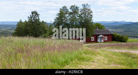 HARJEDALEN, Svezia sulla luglio 07, 2016. Vista su edifici, strada di ghiaia e il paesaggio. Estate e terreni agricoli. Uso editoriale. Foto Stock