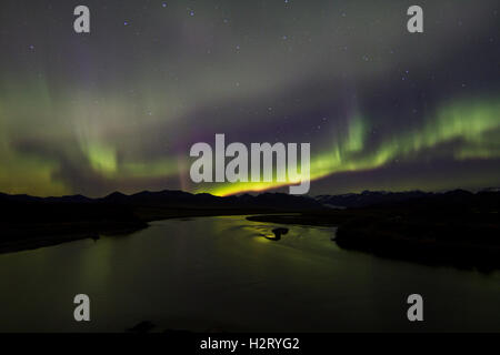 Aurora Boreale sopra il fiume Mclaren in Alaska Foto Stock