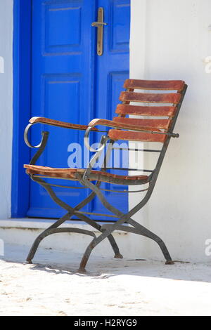 Porta Vecchia e sedia a Santorini Island, Grecia Foto Stock