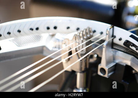 Un vecchio maschio bianco stringing una racchetta da tennis Foto Stock