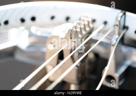 Un vecchio maschio bianco stringing una racchetta da tennis Foto Stock