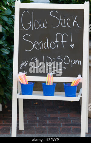 Glow stick send off per un matrimonio Foto Stock