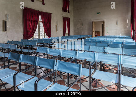 Vicenza, Italia - 13 Maggio 2015: sala conferenze con tela sedie blu e tende rosse, all'interno di Villa Cordellina Lombardi in Vic Foto Stock