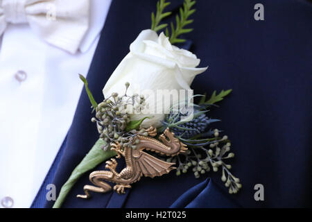 Lo sposo che indossa un boutineer con un drago Foto Stock