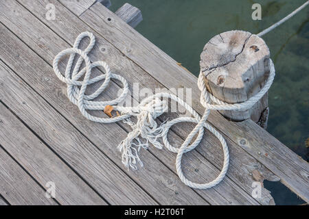 Corde sul Ponte del porto in Grecia Foto Stock