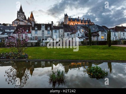 Città Reale di Loches (Francia) primavera vista notturna. È stato costruito nel IX secolo. Foto Stock