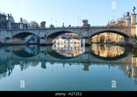 Ponte sul fiume Tevere a Roma, Italia. Vista la mattina. Foto Stock