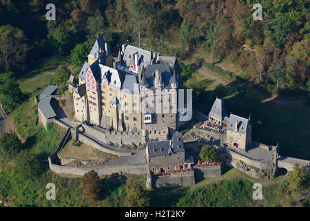 VISTA AEREA. Castello medievale in un ambiente boscoso. Castello di Elz, Wierschem, Renania-Palatinato, Germania. Foto Stock