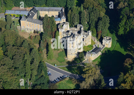 VISTA AEREA. Abbandonato castello medievale accanto ad un castello rinascimentale. Castelli di Beaufort, distretto di Grevenmacher, Lussemburgo. Foto Stock