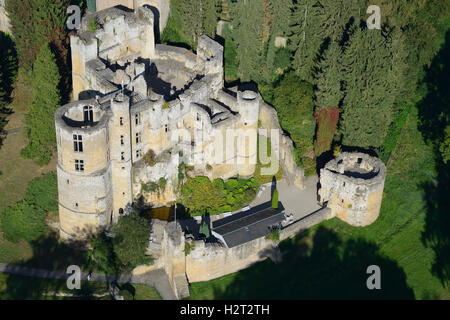 VISTA AEREA. Abbandonato castello medievale. Castello di Beaufort, distretto di Grevenmacher, Lussemburgo. Foto Stock