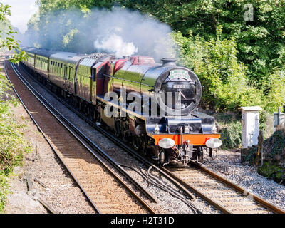 Una cattedrale Express carta vapore treno tirato da loco 6201 "La Principessa Elisabetta' passa Santa Croce in Winchester, Hampshire Foto Stock
