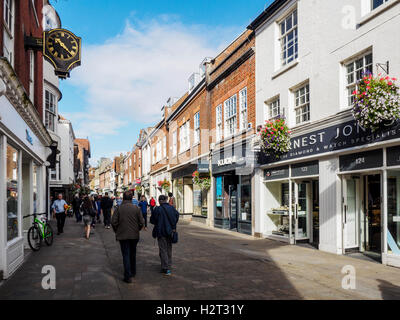 Visualizzare l'High Street in Winchester, Hampshire, Inghilterra. Foto Stock
