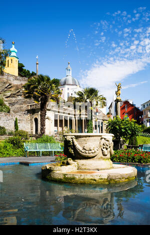 "Una fontana oltre il Pantheon' in Italianamente villaggio di Portmeirion, Gwynedd, Galles del Nord, Regno Unito Foto Stock