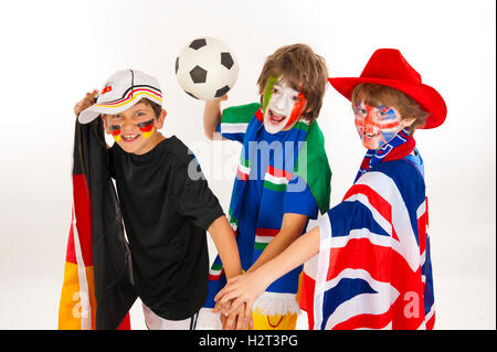 Gli appassionati di calcio, vari flag, calcio Foto Stock