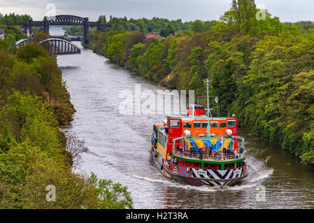 Il Mersey Dazzle ferry Snowdrop su una crociera nel Manchester Ship canal visto a Warrington. Cheshire Nord Ovest Inghilterra. Foto Stock