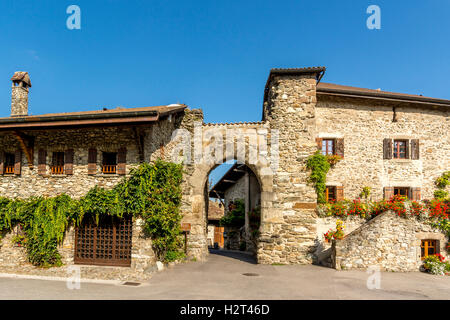 Il vecchio gateway nel muro medievale, Yvoire, Rhone-Alpes, Alta Savoia, Francia Foto Stock