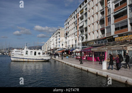 Barca da pesca e caffè nel porto di Tolone, Var, Cote d'Azur, Provence, Francia Foto Stock