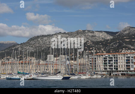 Vista dal Quai Minerve su barche nel porto di Tolone, Var, Cote d'Azur, in Francia, in Europa Foto Stock