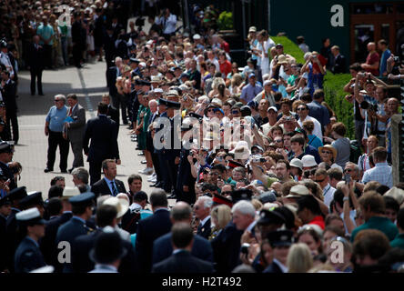 La regina Elisabetta II che frequentano il torneo di Wimbledon per la prima volta in 33 anni, campionati di Wimbledon 2010, Wimbledon, Regno Unito Foto Stock